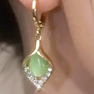 🌺 🌺 🌺 Elegant Peridot Green Crystal Earrings